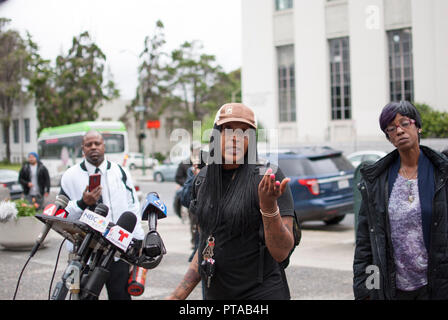 Eliza Anderson, ein ehemaliger Mieter von 2551 San Pablo Avenue, in denen sich ein Brand im Jahr 2017 vier Menschen getötet, bespricht, ein Prozeß, der auf einer Pressekonferenz. Stockfoto