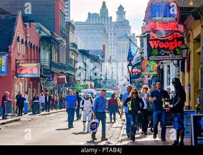 Touristen laufen die Bourbon Street im French Quarter am 15. November 2015 in New Orleans, Louisiana, entlang. Stockfoto