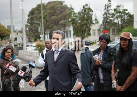 Rechtsanwalt Ken Greenstein kündigt eine Klage gegen die Inhaber von einem halben Haus in 2551 San Pablo Avenue, wo ein Feuer 4 Personen im März 2017 getötet. Stockfoto