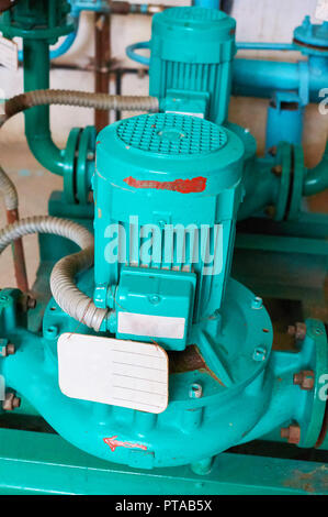Alten grünen e-Motor mit Pumpe an der Pipeline. Industrielle Hintergrund. Stockfoto