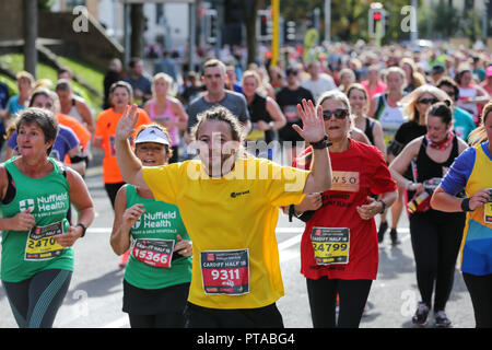 Cardiff Wales: 7. Oktober. Geballte Läufer, die sich an der Cardiff 2018 Halbmarathon. Bild Huw Fairclough/Alamy leben Nachrichten Stockfoto