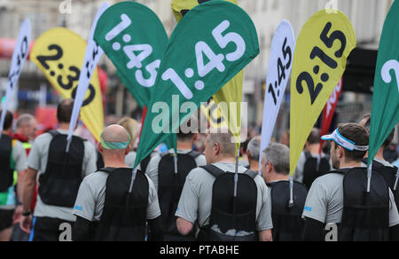 Cardiff Wales: 7. Oktober. Führen Sie Schrittmacher bereiten die Läufer, die sich an der Cardiff 2018 Halbmarathon zu verbinden. Bild Huw Fairclough/Alamy Li Stockfoto