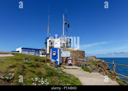 Die St. Ives Watch Tower, der Durchlauf durch die nationalen Coastwatch Institution, eine freiwillige Organisation und eingetragene Wohltätigkeitsorganisation, St. Ives, Cornwall, England, Großbritannien Stockfoto