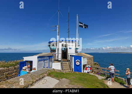 Die St. Ives Watch Tower, der Durchlauf durch die nationalen Coastwatch Institution, eine freiwillige Organisation und eingetragene Wohltätigkeitsorganisation, St. Ives, Cornwall, England, Großbritannien Stockfoto