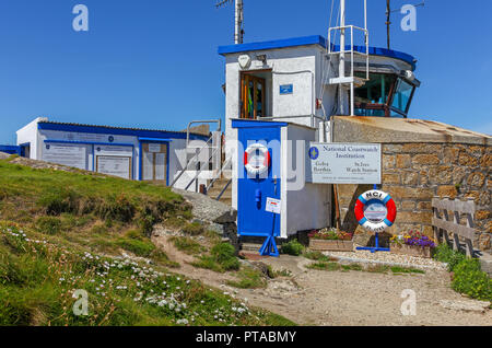 Die St. Ives Watch Tower, der Durchlauf durch die nationalen Coastwatch Institution, eine freiwillige Organisation und eingetragene Wohltätigkeitsorganisation, St. Ives, Cornwall, England, Großbritannien Stockfoto