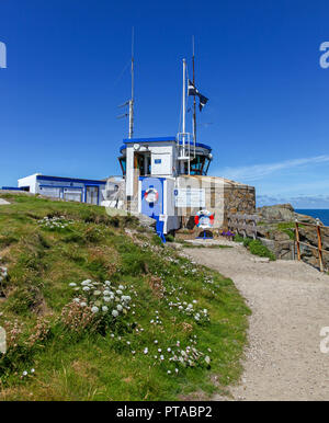 Die St. Ives Watch Tower, der Durchlauf durch die nationalen Coastwatch Institution, eine freiwillige Organisation und eingetragene Wohltätigkeitsorganisation, St. Ives, Cornwall, England, Großbritannien Stockfoto