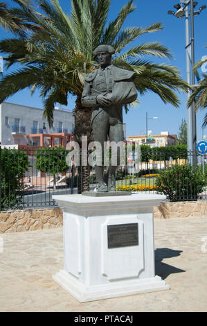 Bronzestatue des Stierkämpfers Juan Antonio Ruiz (Espartaco) außerhalb der Stierkampfarena (Plaza de Toros) in Vera, Almeria, Spanien Stockfoto