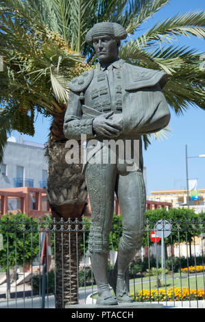 Bronzestatue des Stierkämpfers Juan Antonio Ruiz (Espartaco) außerhalb der Stierkampfarena (Plaza de Toros) in Vera, Almeria, Spanien Stockfoto