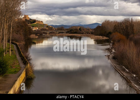 Agueda Fluss in Ciudad Rodrigo. Salamanca. Castilla y Leon. Spanien. Stockfoto