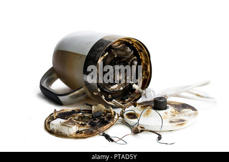 Defekter Wasserkocher fing Feuer Stockfoto