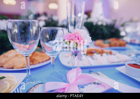 Im Restaurant am Hochzeitstisch viele verschiedene Mahlzeiten Stockfoto