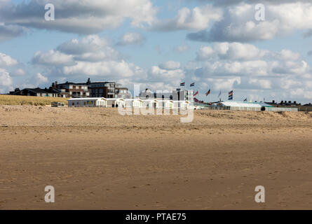 Katwijk, Niederlande - 23 April, 2017: Zeile White Beach Houses an der niederländischen Küste in Katwijk, Niederlande Stockfoto