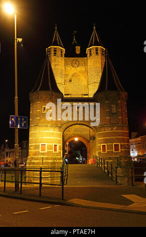 Alte Gateway bei Nacht Blick nach Haarlem Stockfoto