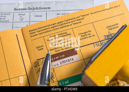 Impfpass mit Stempel und Kugelschreiber Stockfoto