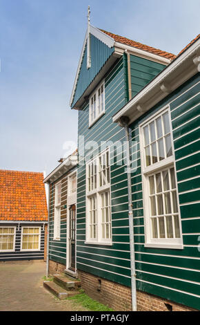 Traditionelle grüne Holz- Haus im historischen Amsterdam, Niederlande Stockfoto