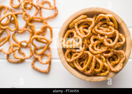 Herzförmige Brezel auf weißer Tisch. Stockfoto