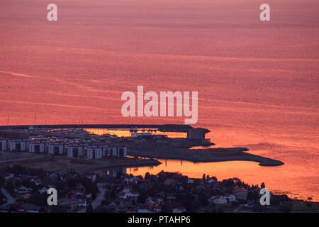 Sonnenuntergang Himmel über fernen Trondheim und Ranheim Städte, von den Hügeln über Ranheim gesehen. Fernblick auf Trondheimsfjorden. Stockfoto