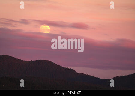 Untergehenden Sonne Licht und Vollmond. Forschungsbasis am Meer Ufer des Gjerdavika Bay. Norwegisch im Freien. Stockfoto