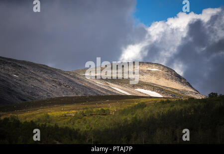 Sicht auf die Berge Trollheimen aus Gjevilvatnet Lake. Stockfoto