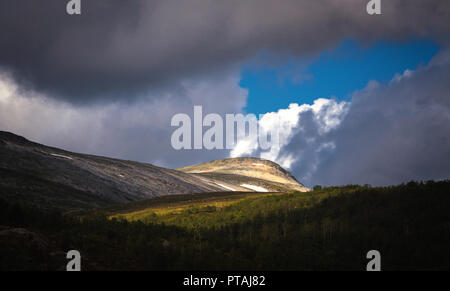 Sicht auf die Berge Trollheimen aus Gjevilvatnet Lake. Stockfoto