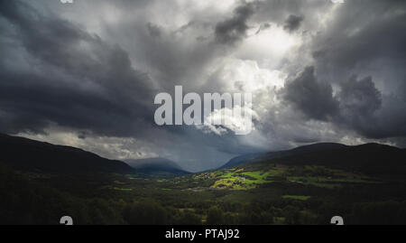 Blick auf eingehende schwere Wolken über Trollheimen Berge, Oppdal, Norwegen Stockfoto