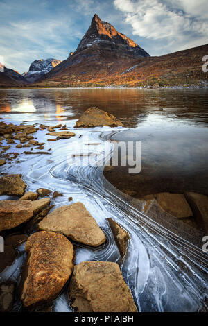 Einfrieren Innerdalsvatnet See in das Tal Innerdalen Tal - Trollheimen Nationalpark in Norwegen. Stockfoto