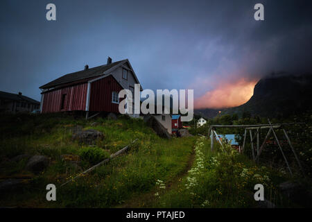 Kleines Fischerdorf Nusfjord Lofoten Inseln, Norwegen Stockfoto