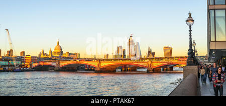 Panoramablick auf die Skyline von St. Paul's Cathedral und die City von London Wolkenkratzer auf die Themse und die Blackfriars Bridge nach Osten Stockfoto