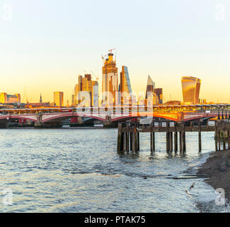 Panoramablick auf die Skyline der legendären Stadt London Wolkenkratzer auf die Themse und die Blackfriars Bridge nach Osten, an den Goldenen Stunde Stockfoto