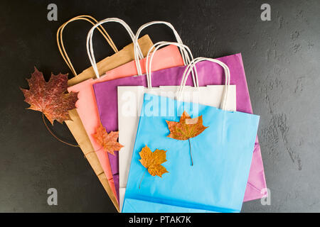 Bunte Papierbeutel für shoping mit Herbstlaub, flach Stil Stockfoto
