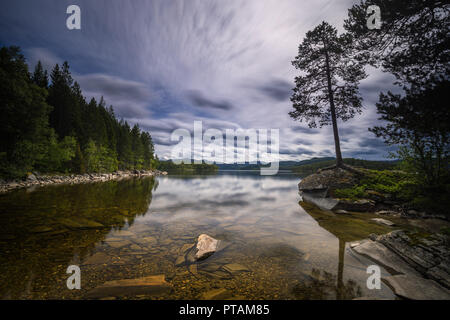 Die Ufer des Jonsvatnet See in Langzeitbelichtung Technik. Sommer in Norwegen. Stockfoto