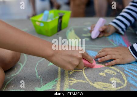 Kinder Zeichnen mit Kreide auf Beton, die Splinte Markt an der Flinders Street, Central Business District der Stadt Townsville, QLD, Australien Stockfoto