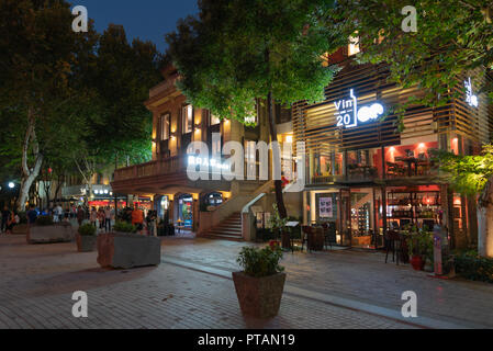 Vom 4. Oktober 2018, Wuhan China: Wuhan Tiandi Restaurants und Einkaufsviertel von Street View in der Nacht mit einer Weinbar in Hubei China Stockfoto