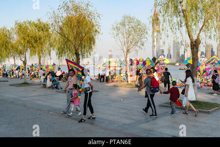 Vom 4. Oktober 2018, Wuhan China: Chinesische Familie Holding ein Kite und Kite Stände auf yangtze Riverside Park im Hintergrund Wuhan Hubei China Stockfoto