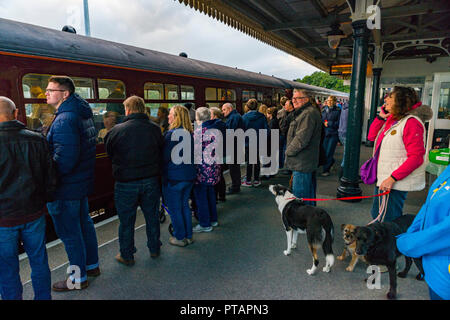 Historische Dampfeisenbahn "Die Kathedrale Express' tuckerte in Gleichheit station in Cornwall an diesem Abend. Den Zug am berühmtesten für Verfahren der Glenfinnan Vi. Stockfoto