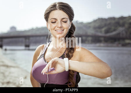 Positive nette Frau die gerne mal prüfen. Stockfoto