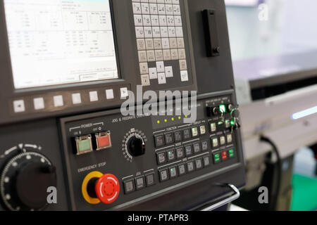 Bedienfeld des modernen CNC-Bearbeitungszentrum. Selektiven Fokus. Stockfoto