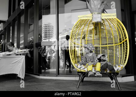 Kinder sitzen und entspannen in einem großen Ananas Stuhl, Splinte Markt an der Flinders Street, Central Business District der Stadt Townsville, QLD, Australien Stockfoto