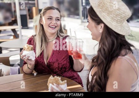 Glückliche freudige Frauen jubeln mit Gläser Limonade Stockfoto