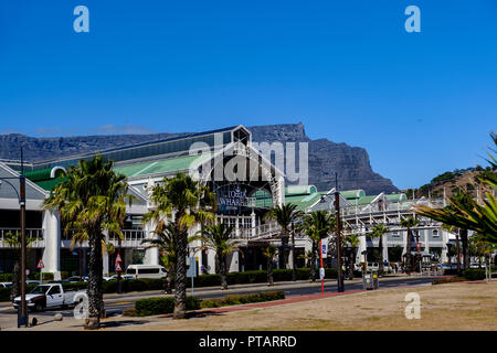 Kapstadt, Südafrika - 20. MÄRZ 2018: Victoria Wharf Einkaufszentrum an der V&A Waterfront von Kapstadt Südafrika mit dramatischen Hintergrund der Tabelle Moun Stockfoto