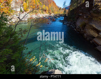 Prut Herbst Landschaft (Jaremtsche, Oblast Ternopil, Ukraine). Blick von der Brücke. Stockfoto