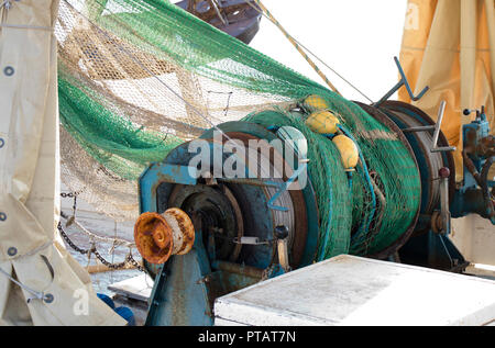 Ankerwinde warp Winde auf einem Trawler Fischerboot Stockfoto