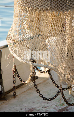 Angeln Schleppnetz hängen auf einem Trawler Yacht Deck Stockfoto
