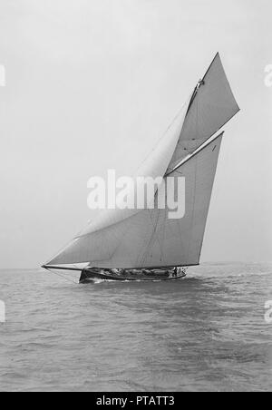 Der gaffel manipulierten Cutter "Bloodhound" Segeln in der Nähe geschleppt, 1914. Schöpfer: Kirk & Söhne von Cowes. Stockfoto