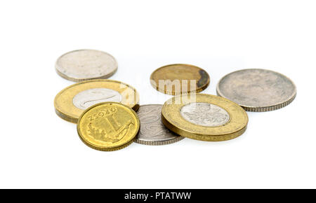 Verschiedene Polnische Zloty und grosz Münzen auf weißem Hintergrund. Polnischer Zloty Münzen, Geld, Währung von Polen nach dem Zufallsprinzip Festlegung auf weißem Hintergrund Stockfoto