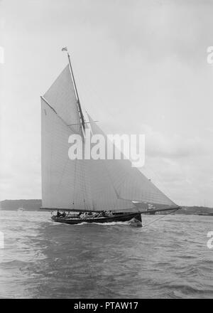 Der gaffel manipulierten Cutter "Bloodhound" Segeln in der Nähe geschleppt, August 1912. Schöpfer: Kirk & Söhne von Cowes. Stockfoto