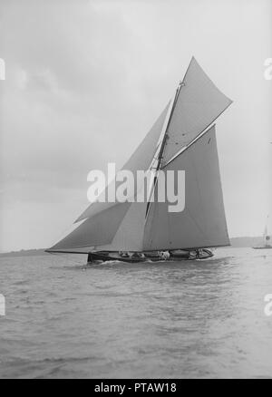 Der gaffel manipulierten Cutter "Bloodhound" Segeln in der Nähe geschleppt, 1913. Schöpfer: Kirk & Söhne von Cowes. Stockfoto