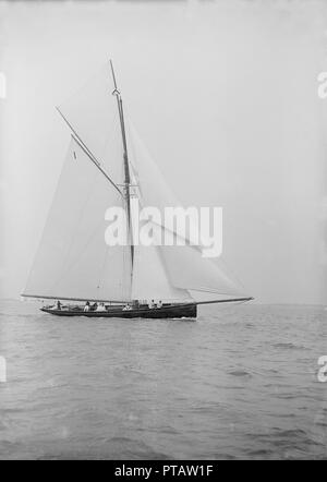 Der gaffel manipulierten Cutter "Bloodhound" Segeln in der Nähe geschleppt, 1913. Schöpfer: Kirk & Söhne von Cowes. Stockfoto