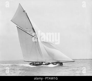 Der gaffel manipulierten Cutter "Bloodhound" Segeln in der Nähe geschleppt. Schöpfer: Kirk & Söhne von Cowes. Stockfoto