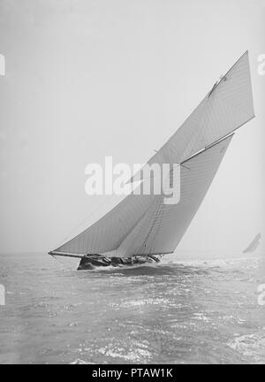 Der gaffel manipulierten Cutter "Bloodhound" Segeln in der Nähe geschleppt, 1911. Schöpfer: Kirk & Söhne von Cowes. Stockfoto